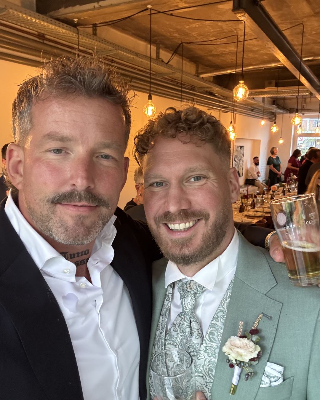 Dennis Lasch mit seinem Partner bei einer Feier